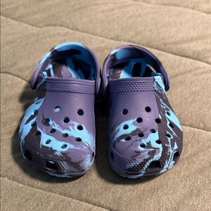 Kids size toddler 9 Tie-dye Blue Crocs